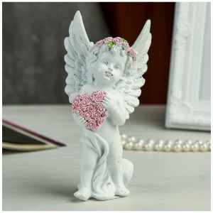 Сувенир "Ангел в розовом венке с сердцем из роз" 