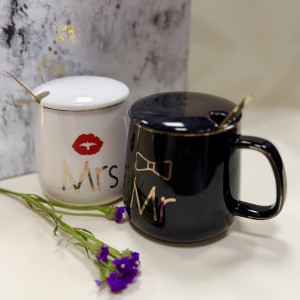  Подарочный набор кружек  "MR & MRS"